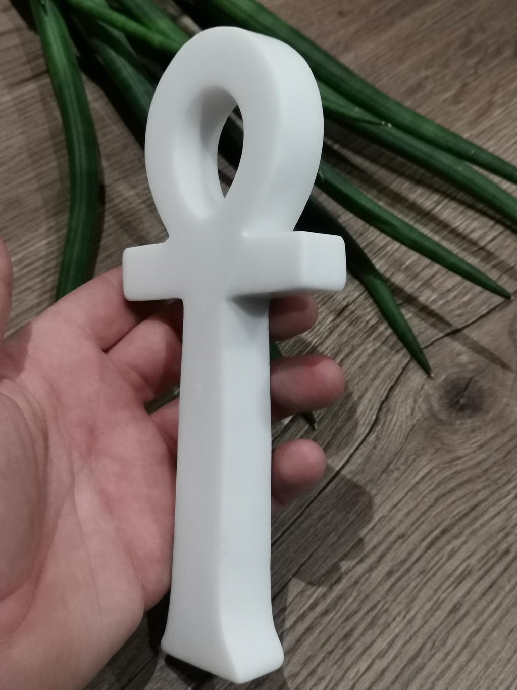 Krzyż Ankh z naturalnego kamienia – ametyst, sodalit lub biały jadeit