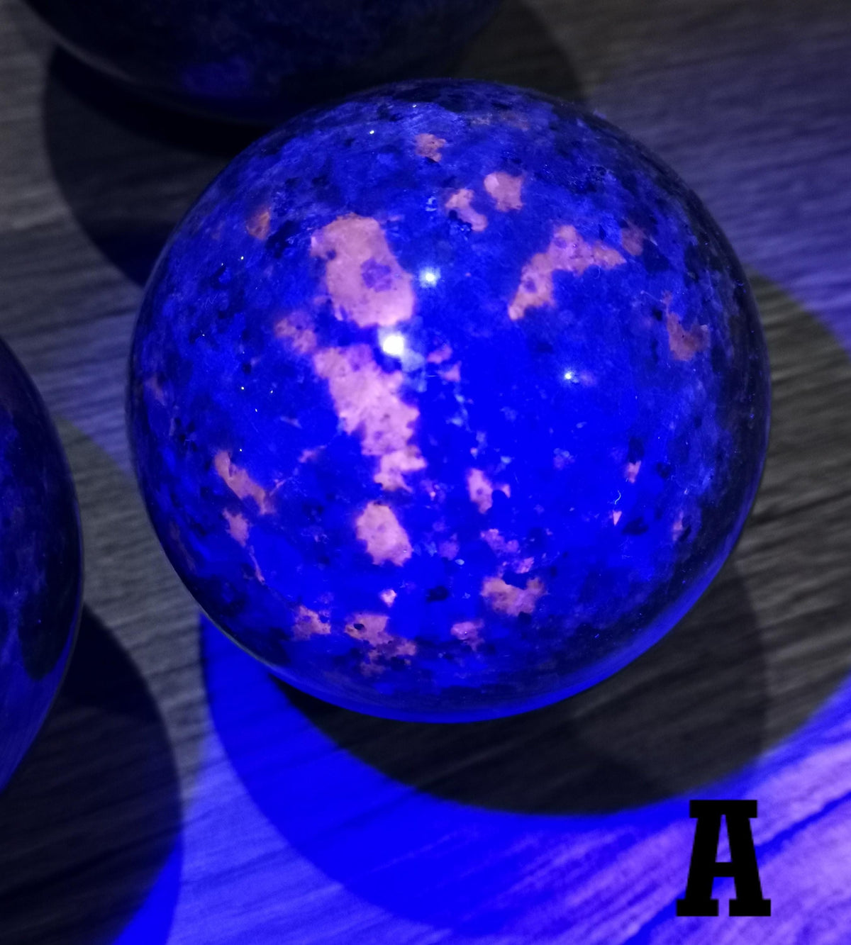 Yooperlite , piedra natural Fluorescente bajo lámpara UV , ESFERA a ELECCIÓN , Colección top