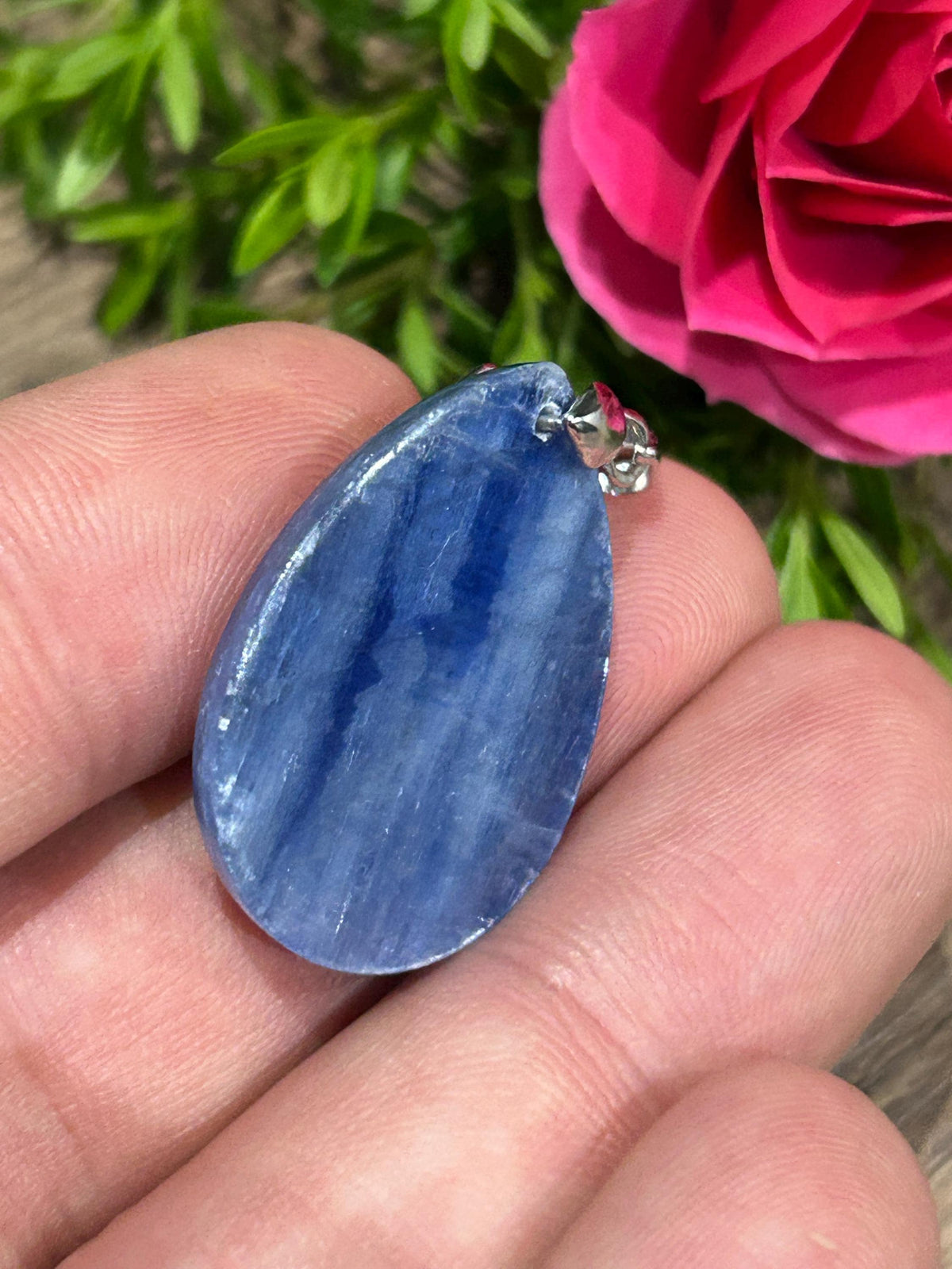 Pendentif en cyanite du Népal · Goutte de 40 carats