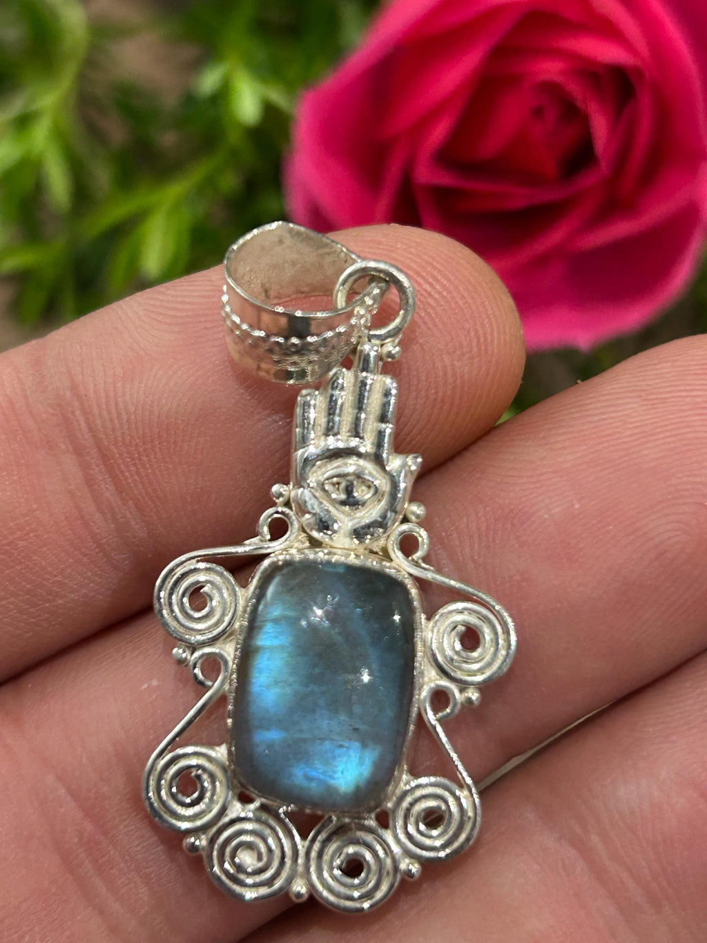 Anhänger aus Labradorit und 925er Silber – Spirale und Hand der Fatima