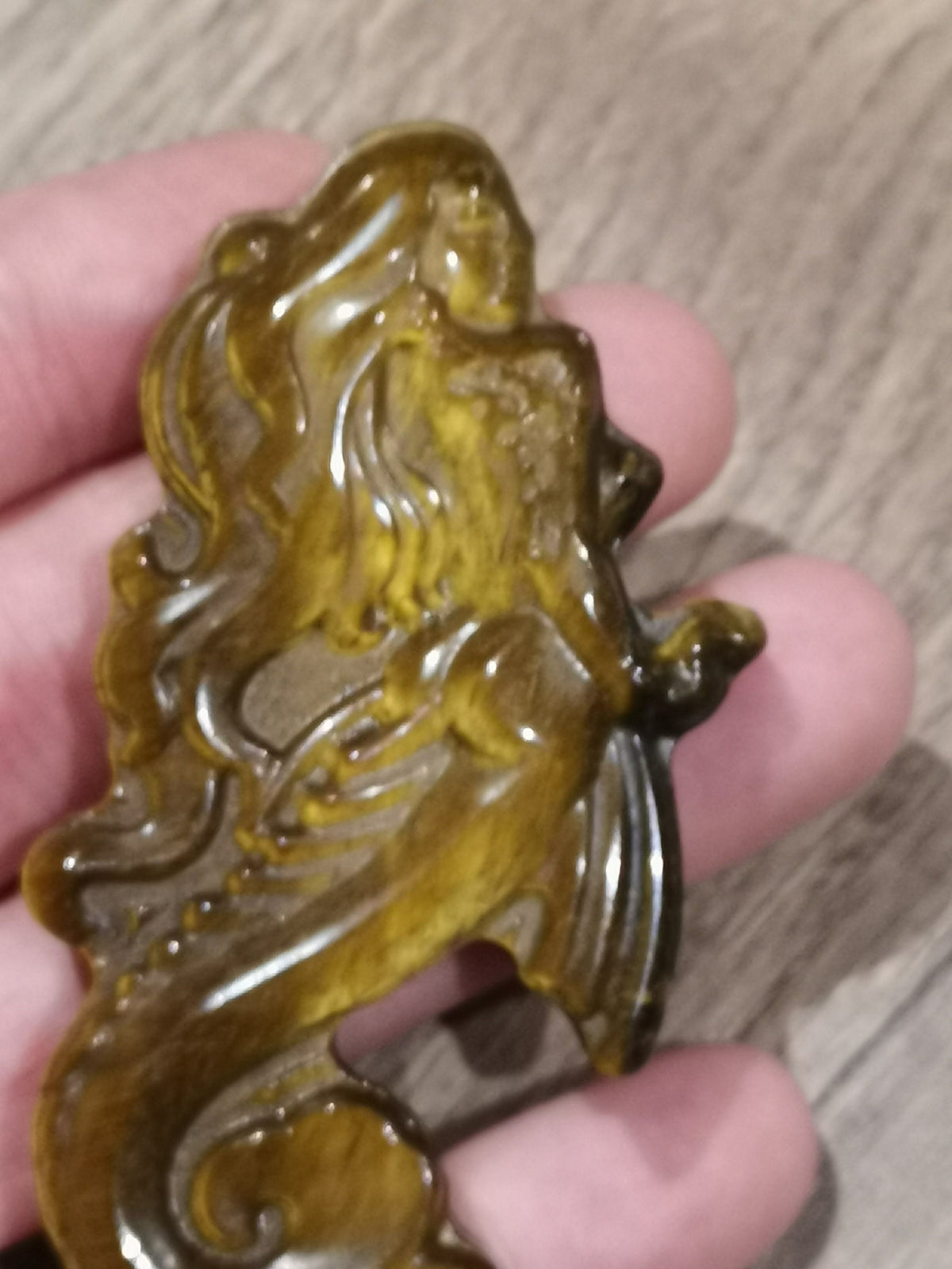 Sereia gravada em olho de tigre – Medalhão em pedra natural