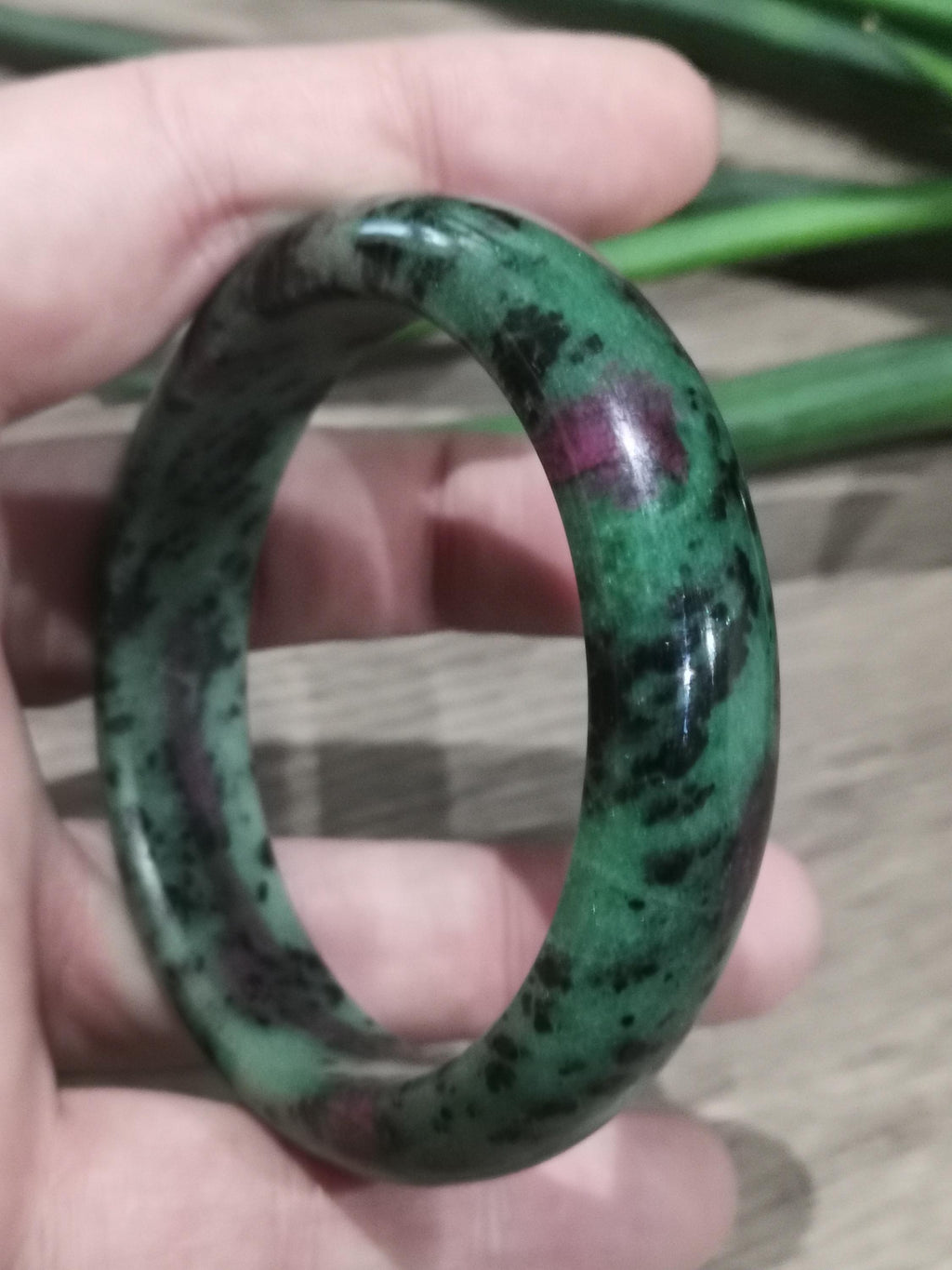 Bangle-armband van robijn op zoïsit – Natuurlijke steen – Binnendiameter 61 mm