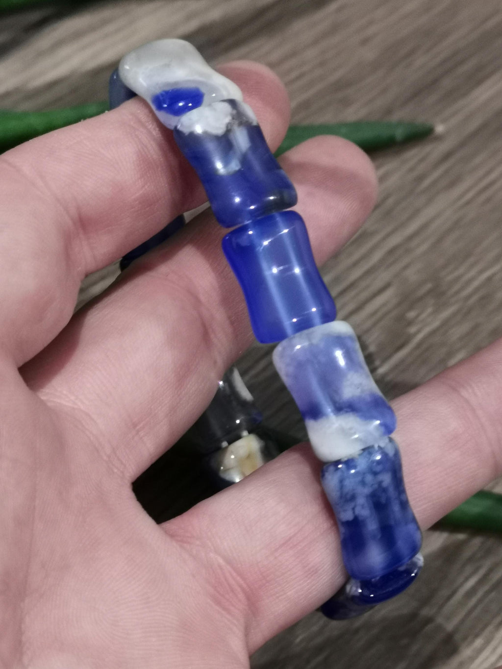 Agate  Bleu , Madagascar  -- > Bracelet en Pierre naturelle Coloré ; Longueur 17.5 cm