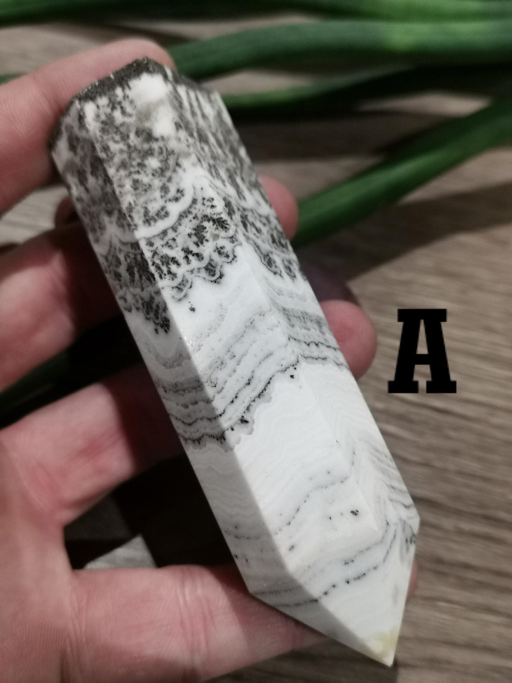 Yellow dendritic banded calcite – Choice of obelisk tower