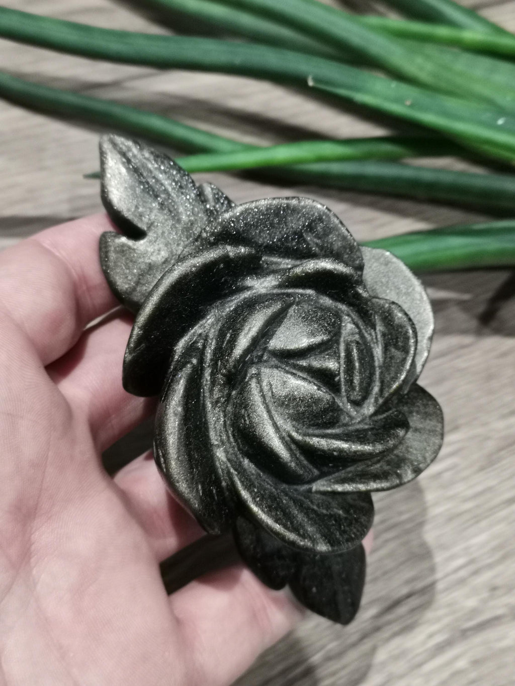 Gyllene obsidian -> Skulptur i natursten som föreställer en ROSA, en blomma som symboliserar renhet, skönhet, uppriktighet och fred