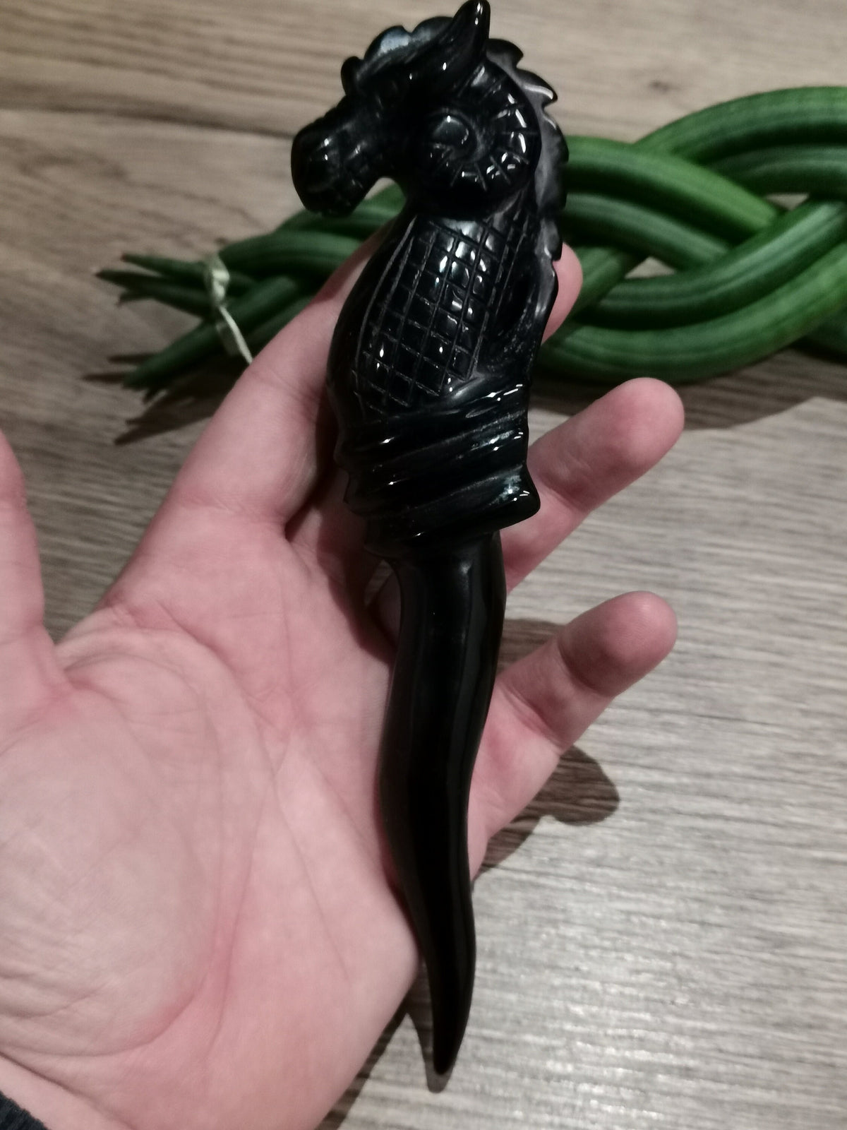 Dague sculptée en pierre naturelle – Dragon-bélier, quatre pierres au choix