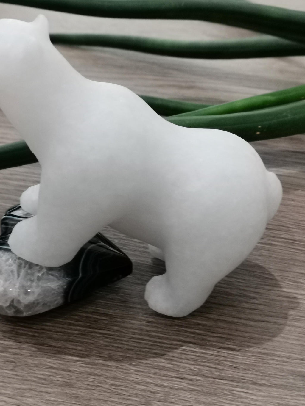 IJsbeer, sculptuur van natuursteen 390 g -> puur wit jade, ideaal als kerstdecoratie
