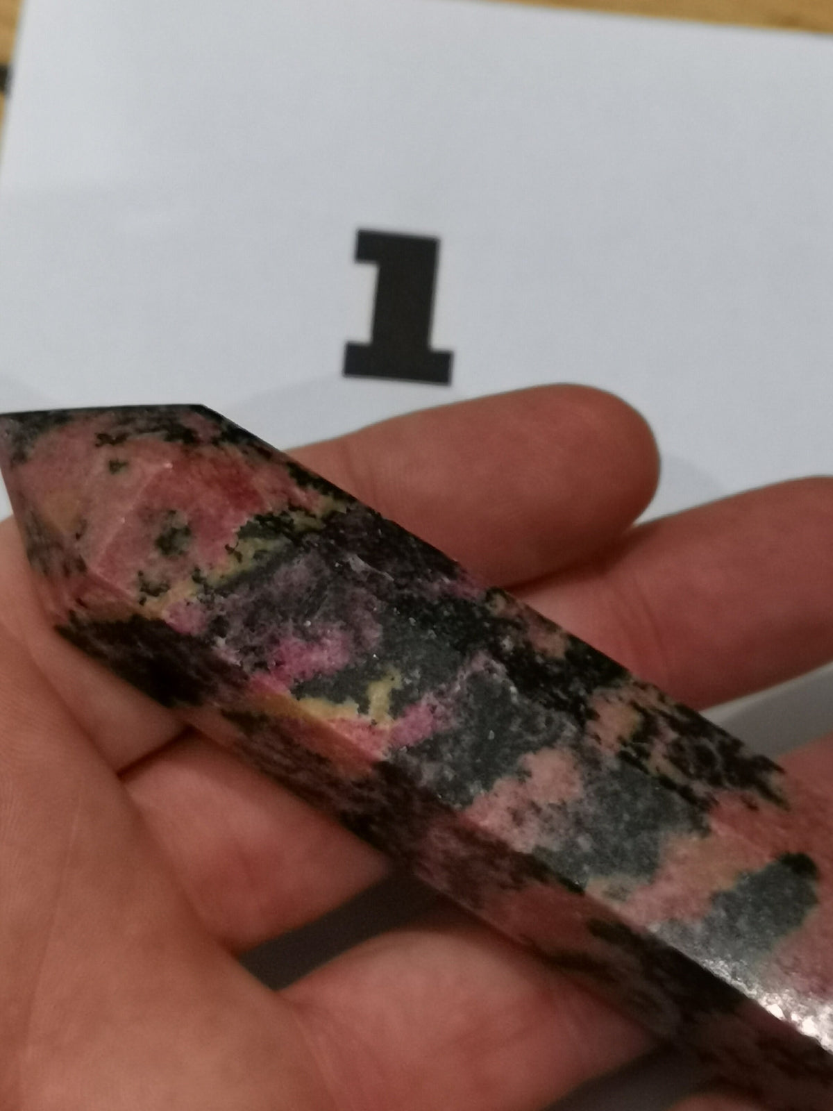 Rodzonit, naturalny kamień w kształcie wieży, szpica, obelisku