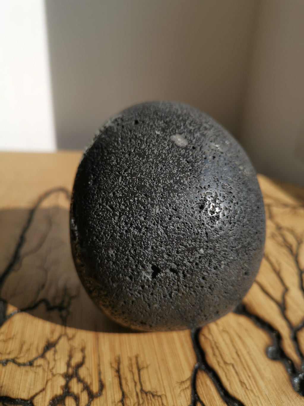 Zang-/lachende schedel van lavasteen · Natuurstenen sculptuur