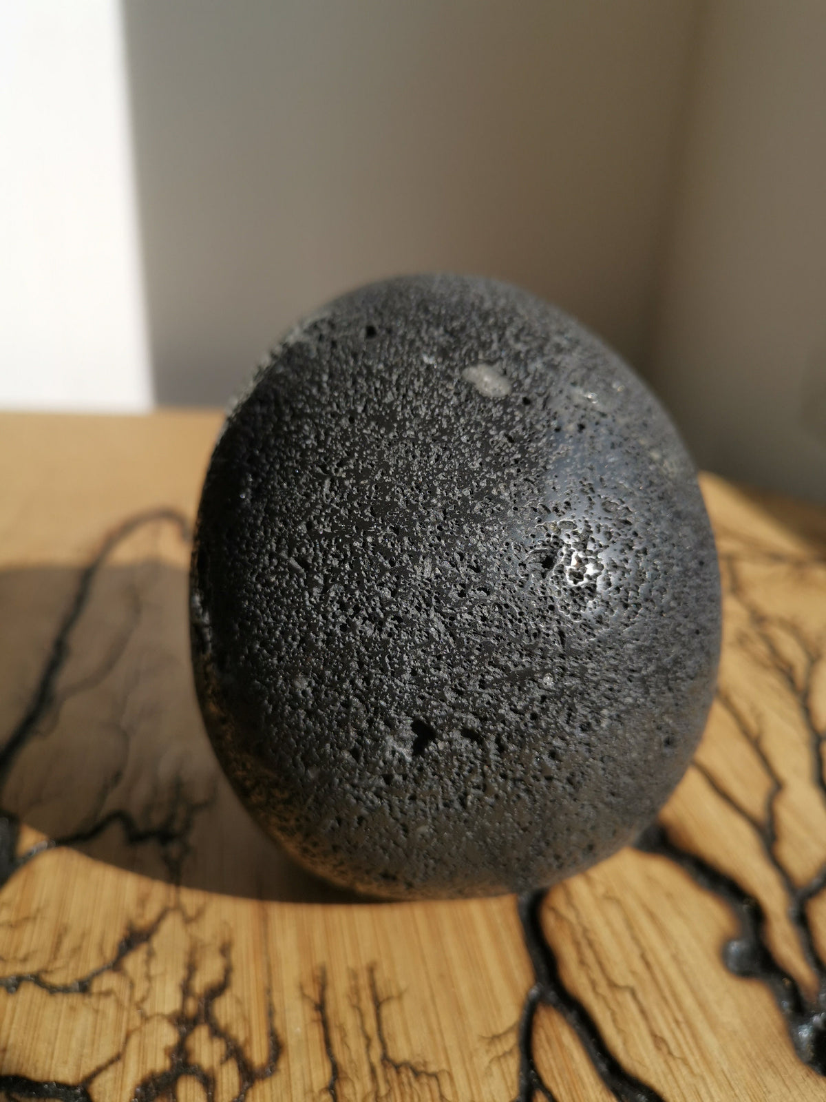 Zang-/lachende schedel van lavasteen · Natuurstenen sculptuur