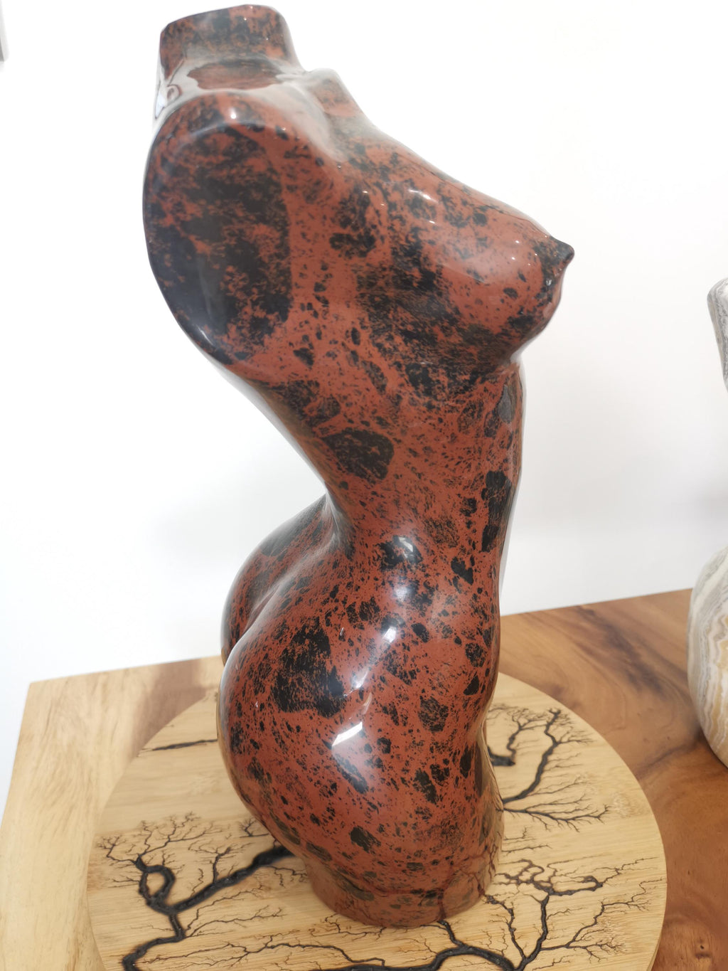 Buste XXL + 17 KG , Corps de femme en Obsidienne Rouge , Obsidienne Acajou
