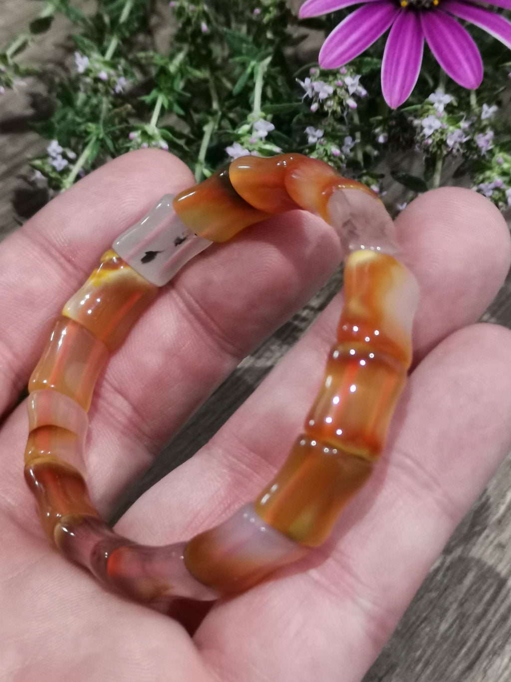 Orange karneolagat, Armband med benformade pärlor , För handled 17 / 17.5 Cm