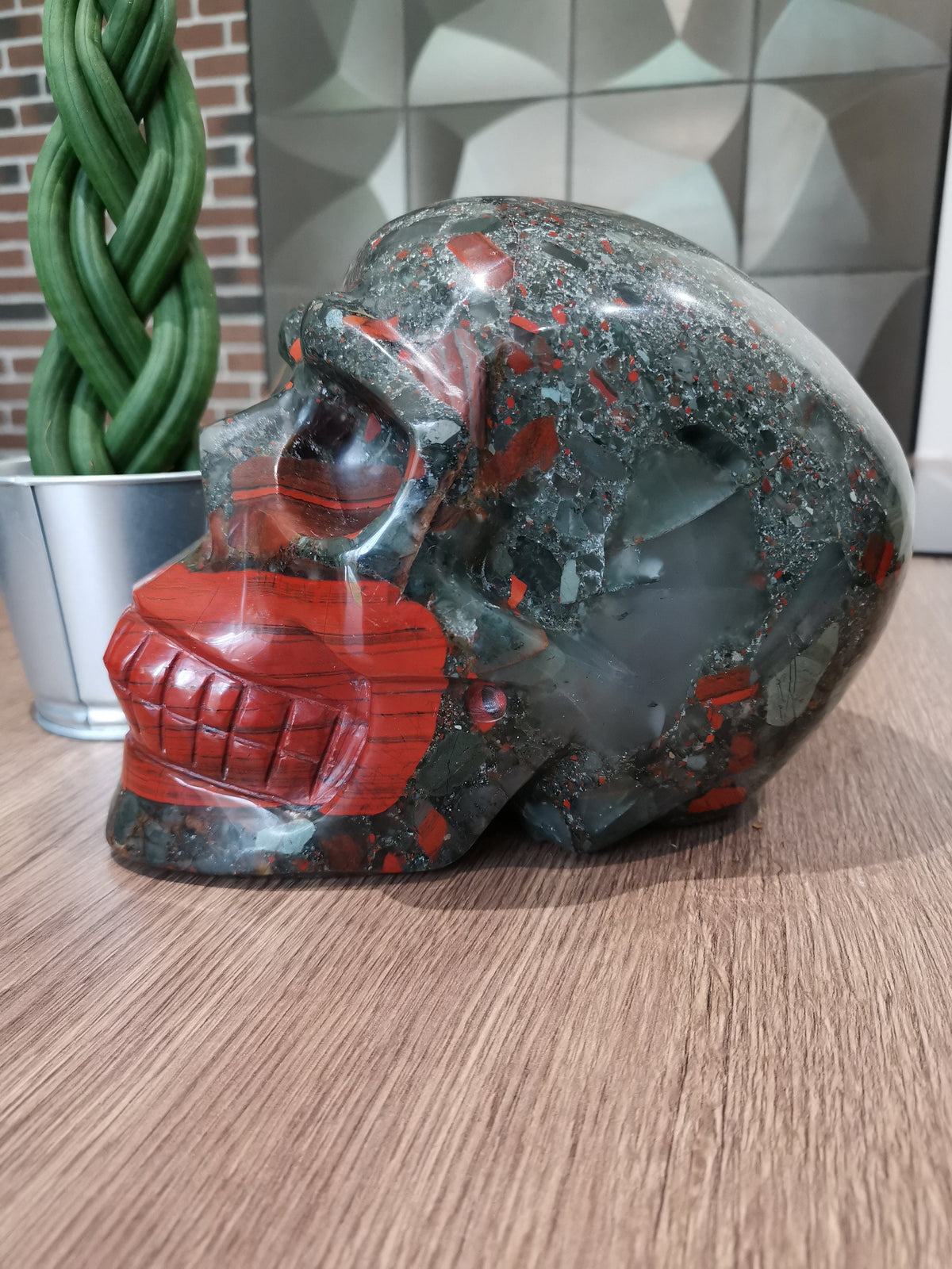 Teschio di Titano in diaspro ematico africano · 9,5 kg