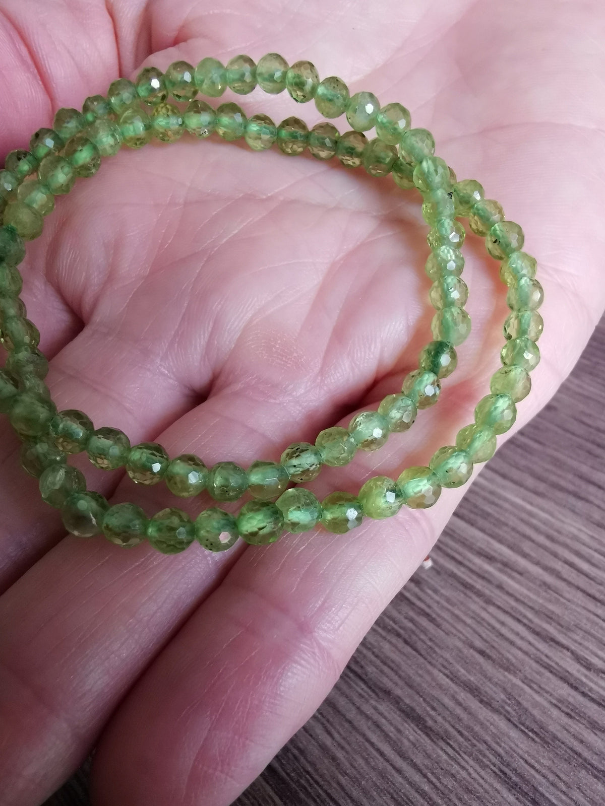 Peridoto / Oliva , Pulseira de pequena conta facetada , Diâmetro 4.5 mm , Pedra natural