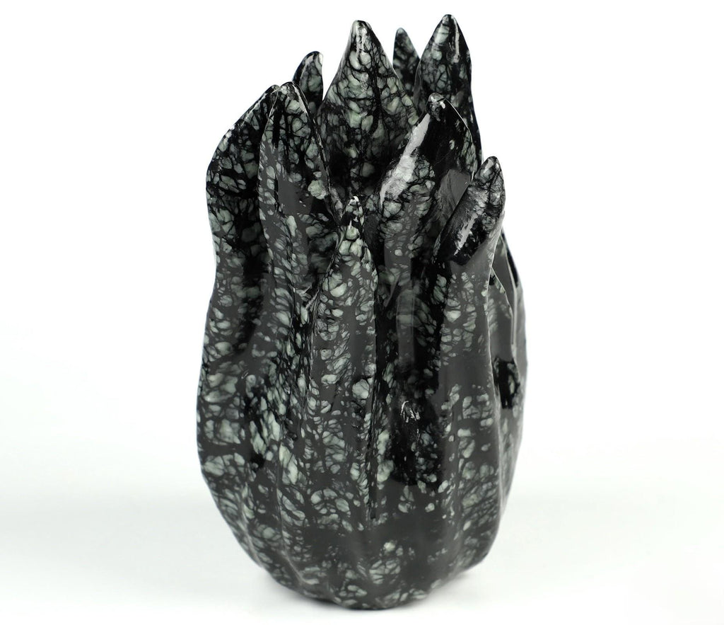 Brandende schedel van Picasso-jasper · Natuurstenen sculptuur, curiosacabinet