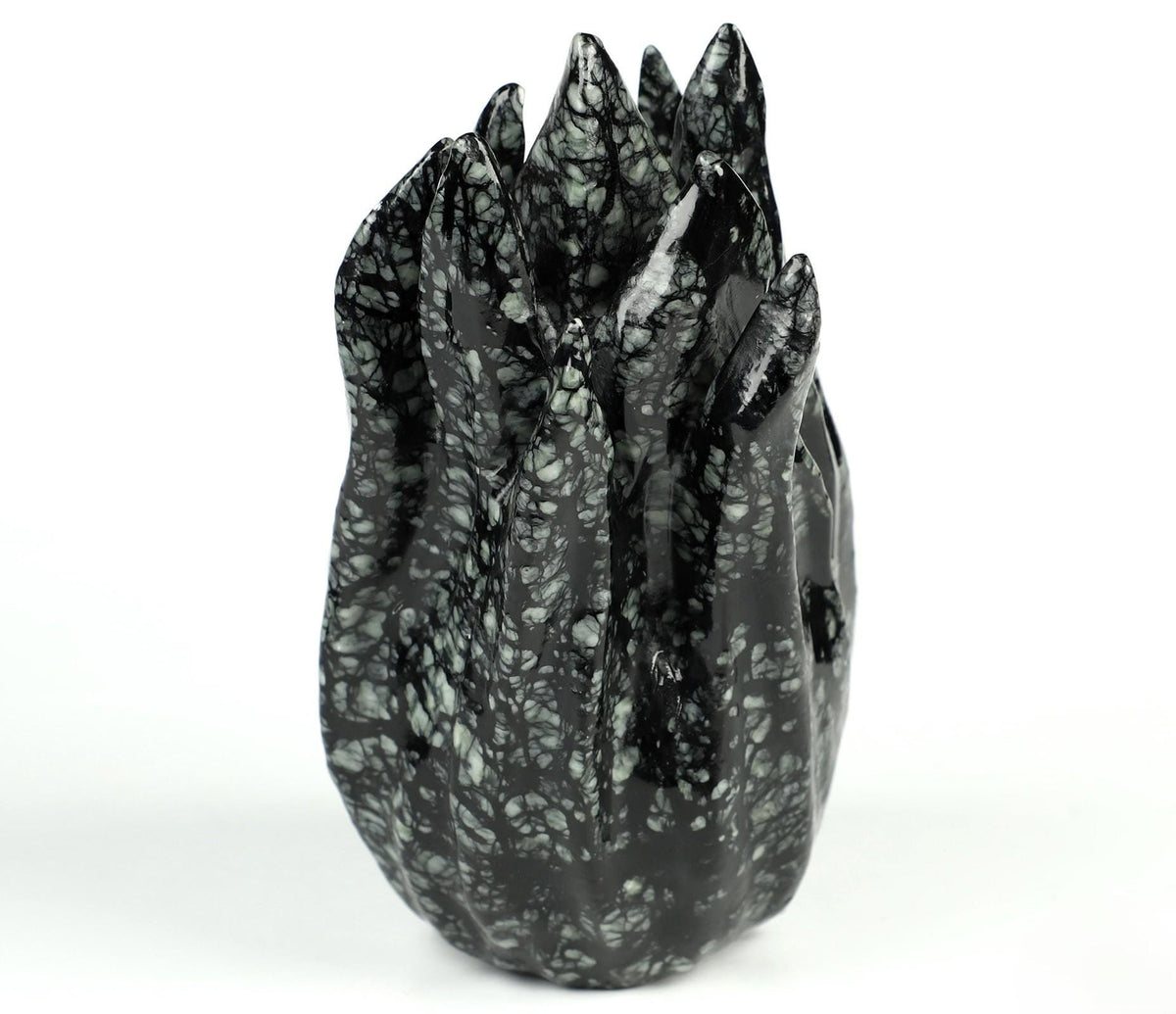 Brandende schedel van Picasso-jasper · Natuurstenen sculptuur, curiosacabinet