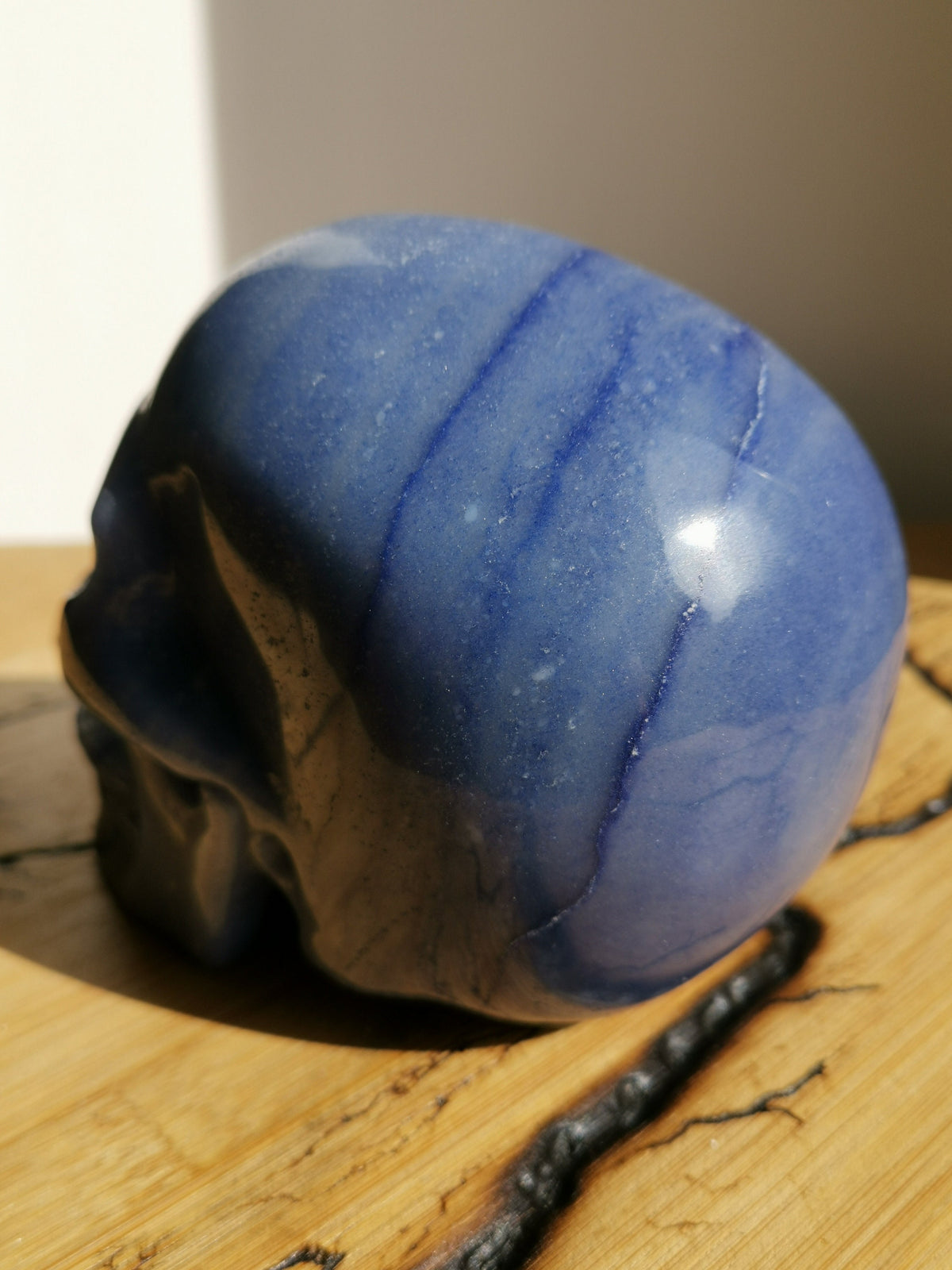 Crâne chanteur / rieur en aventurine bleue · Pierre naturelle