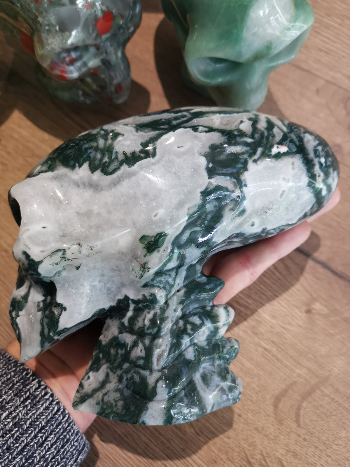 Crâne allongé « Voyageur Maya » en agate mousse aquatique · Pierre naturelle XXL