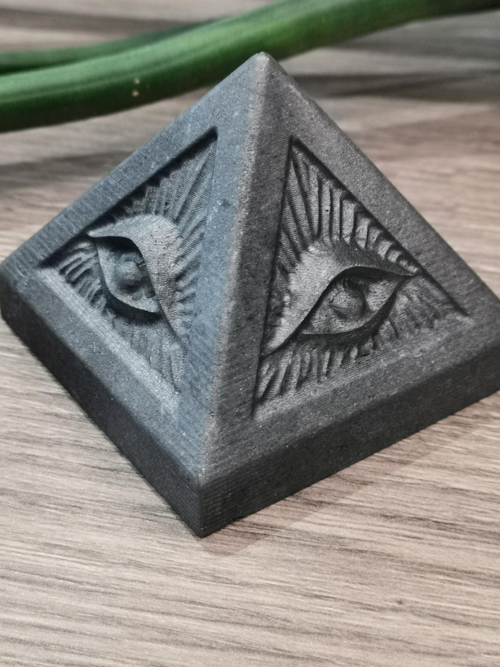 Escultura Pirâmide em SHUNGITA com Olho da Providência, Escultura de 217 g em pedra natural da Rússia