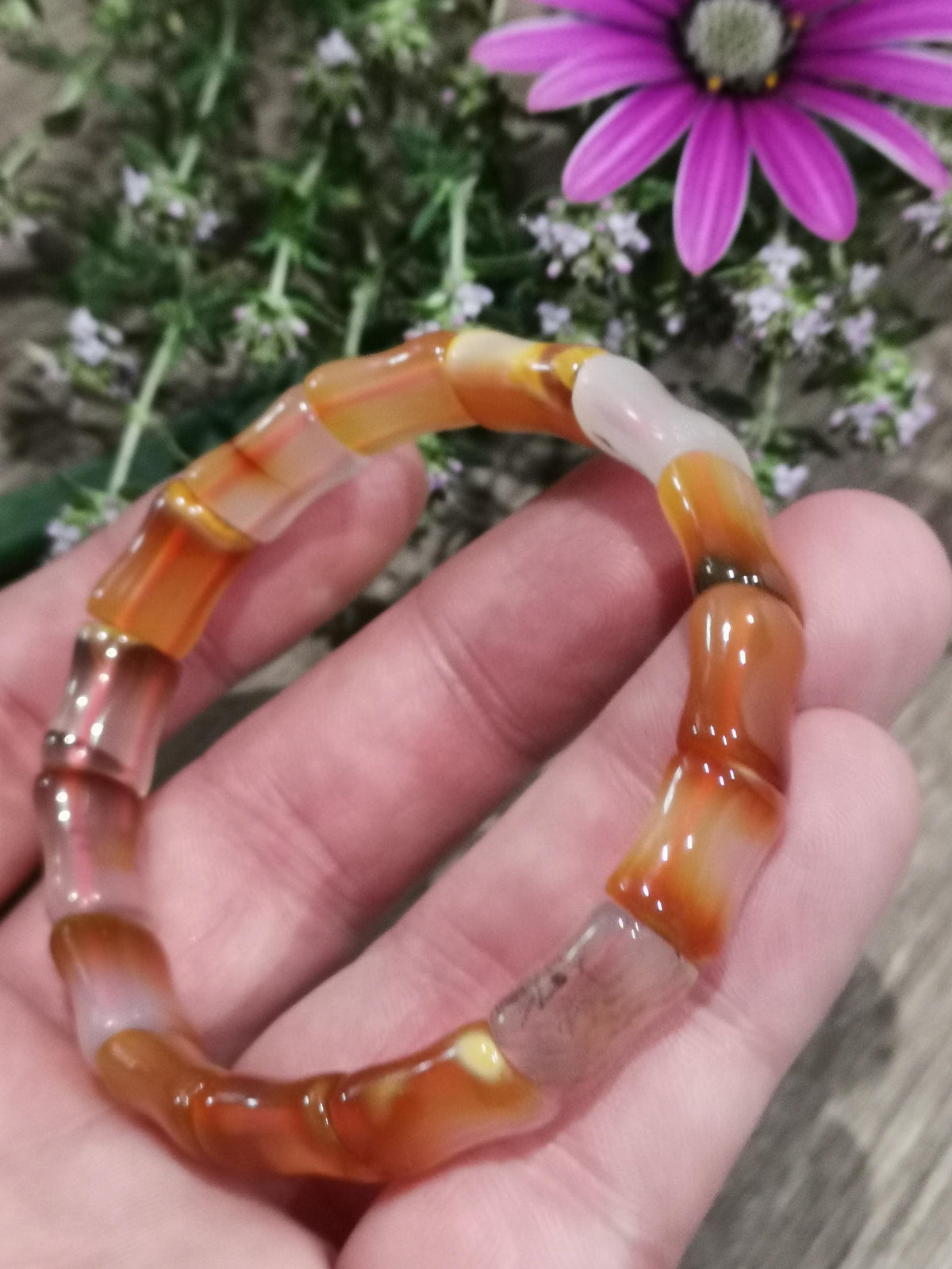 Orange karneolagat, Armband med benformade pärlor , För handled 17 / 17.5 Cm