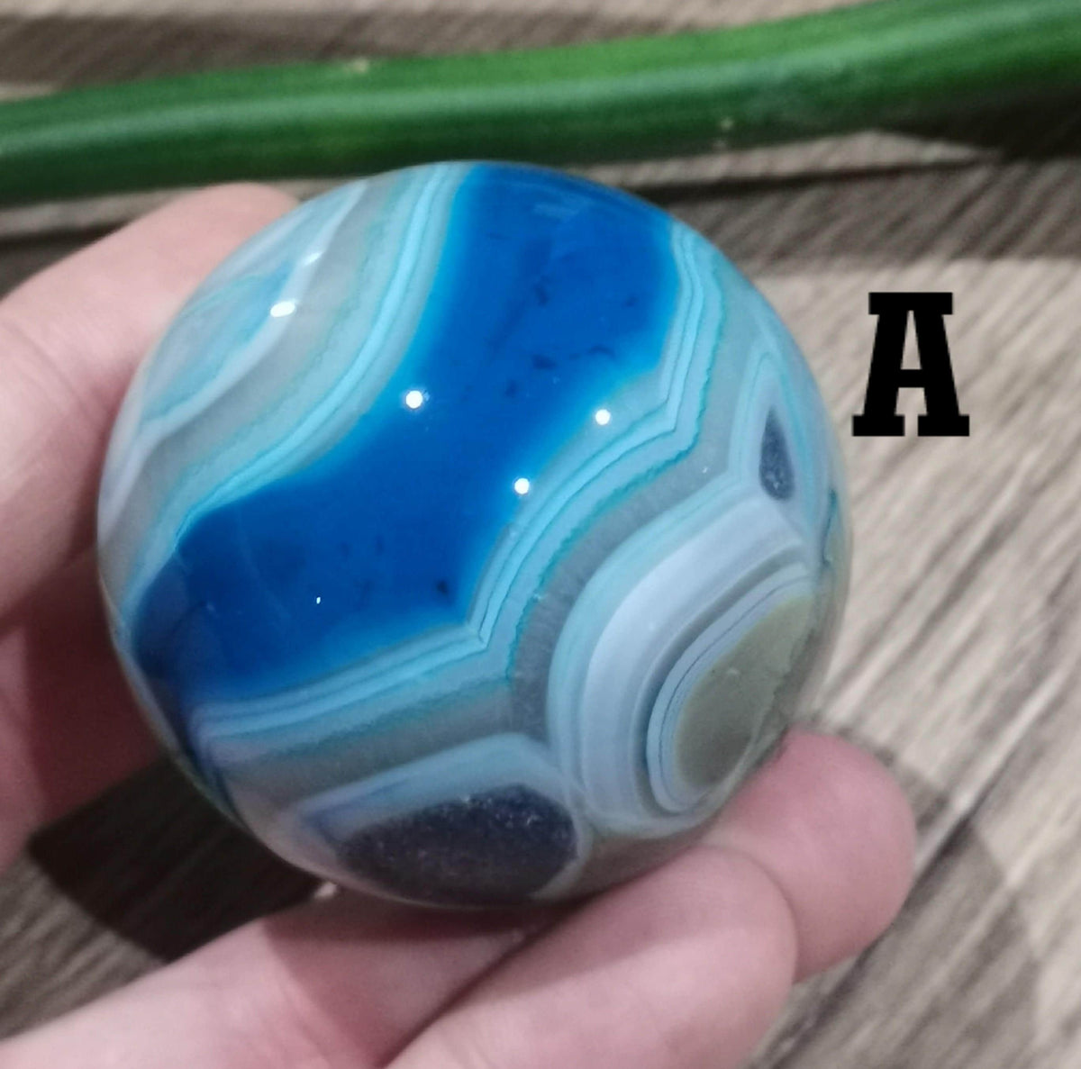 Achat Blau , Madagaskar  -- > Kugel nach WAHL , ideal für einen farbenfrohen Akzent in Ihrer Sammlung