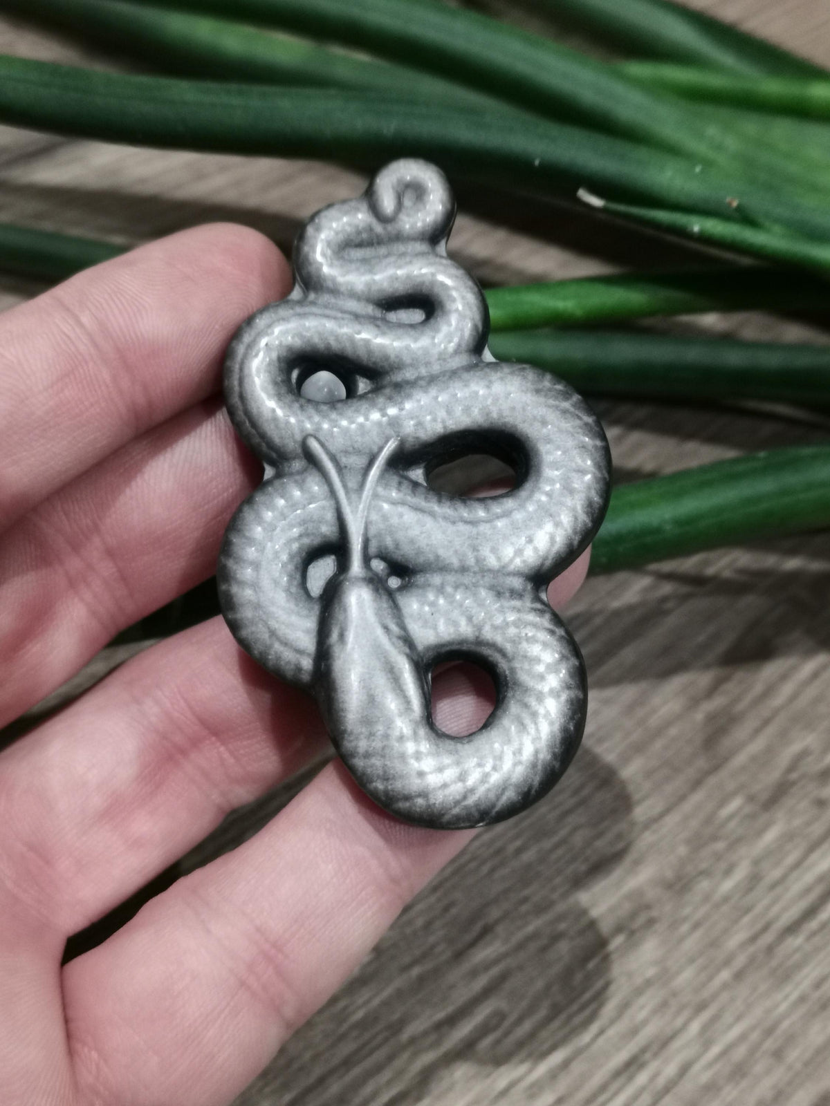 Serpente gravada em obsidiana prateada do México – Pedra natural