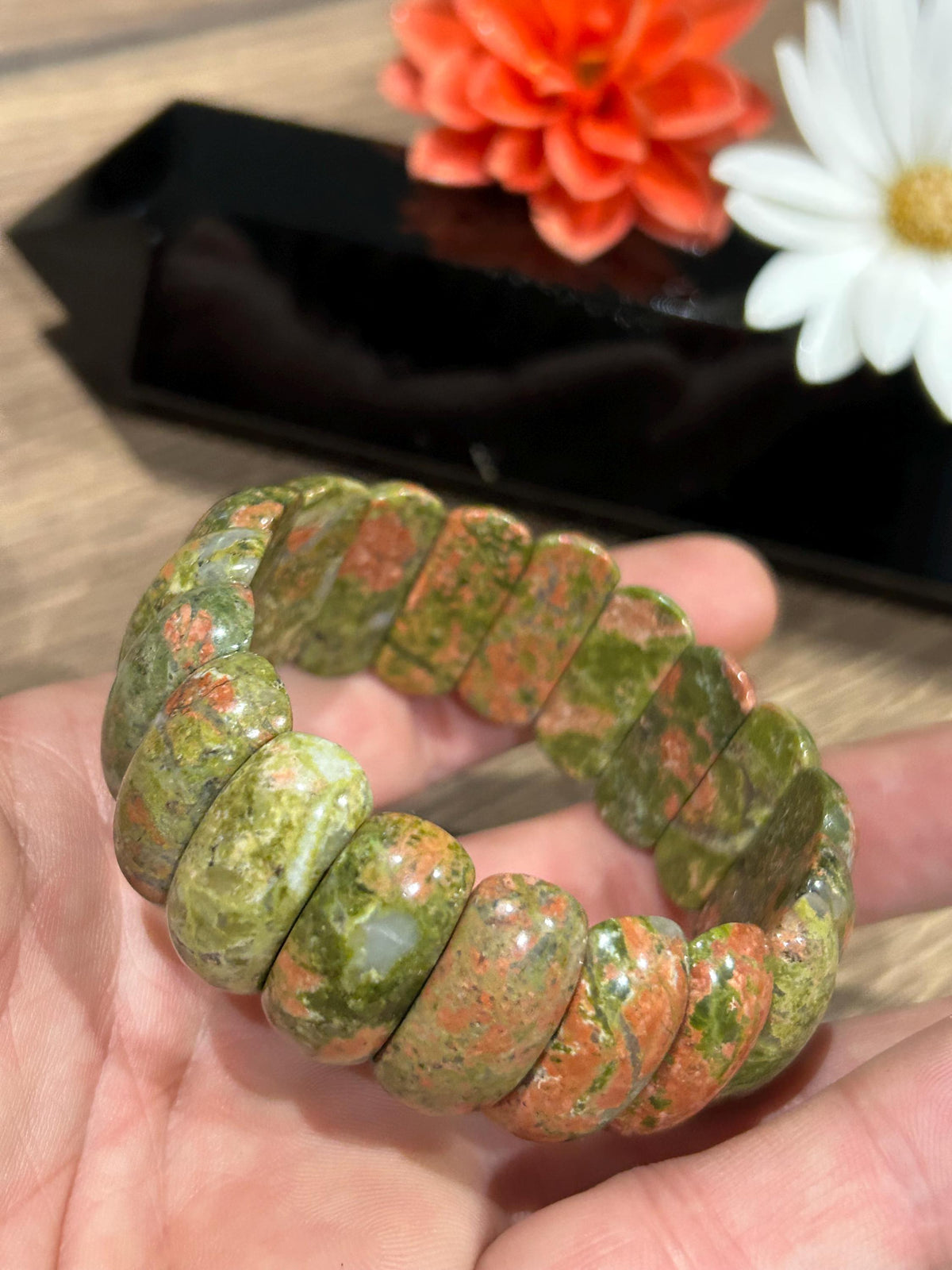 Pulsera de unakita · Cuentas de piedra natural en forma de media luna