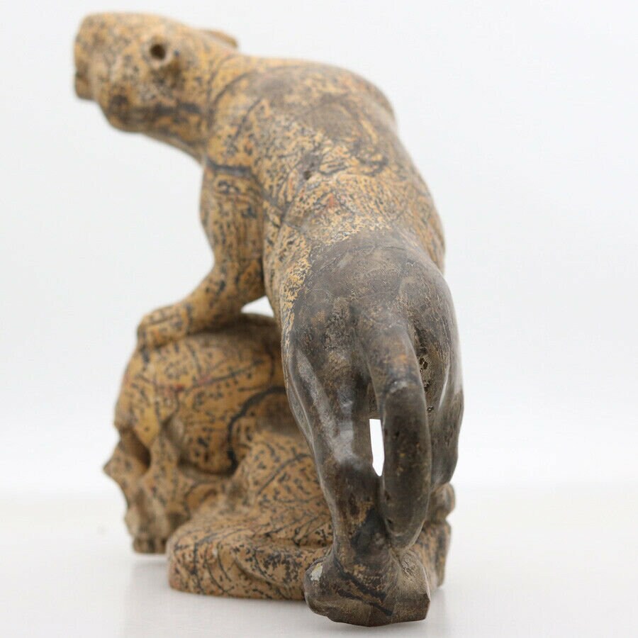 Felino su teschio in diaspro paesaggio · Scultura in pietra naturale