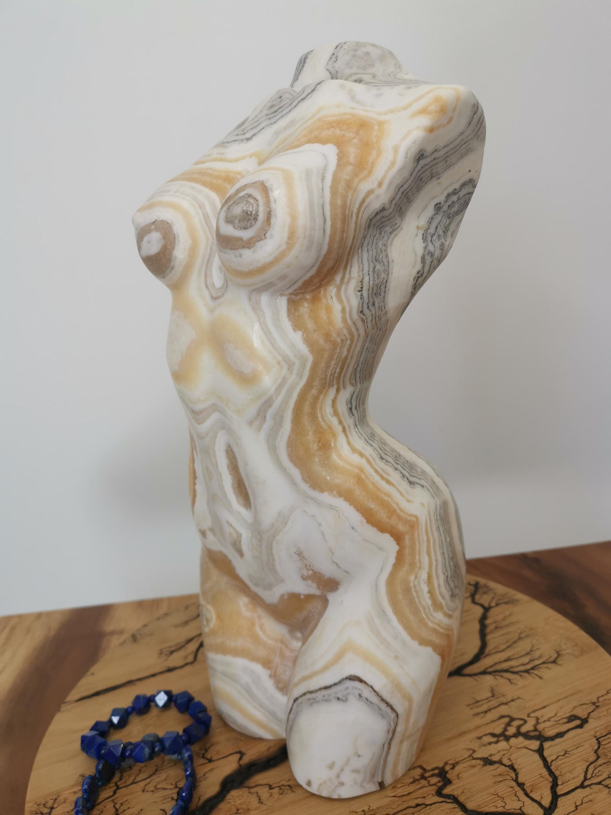 Buste XXL + 10 KG , Corps de femme en Calcite Dendritique a bande jaune