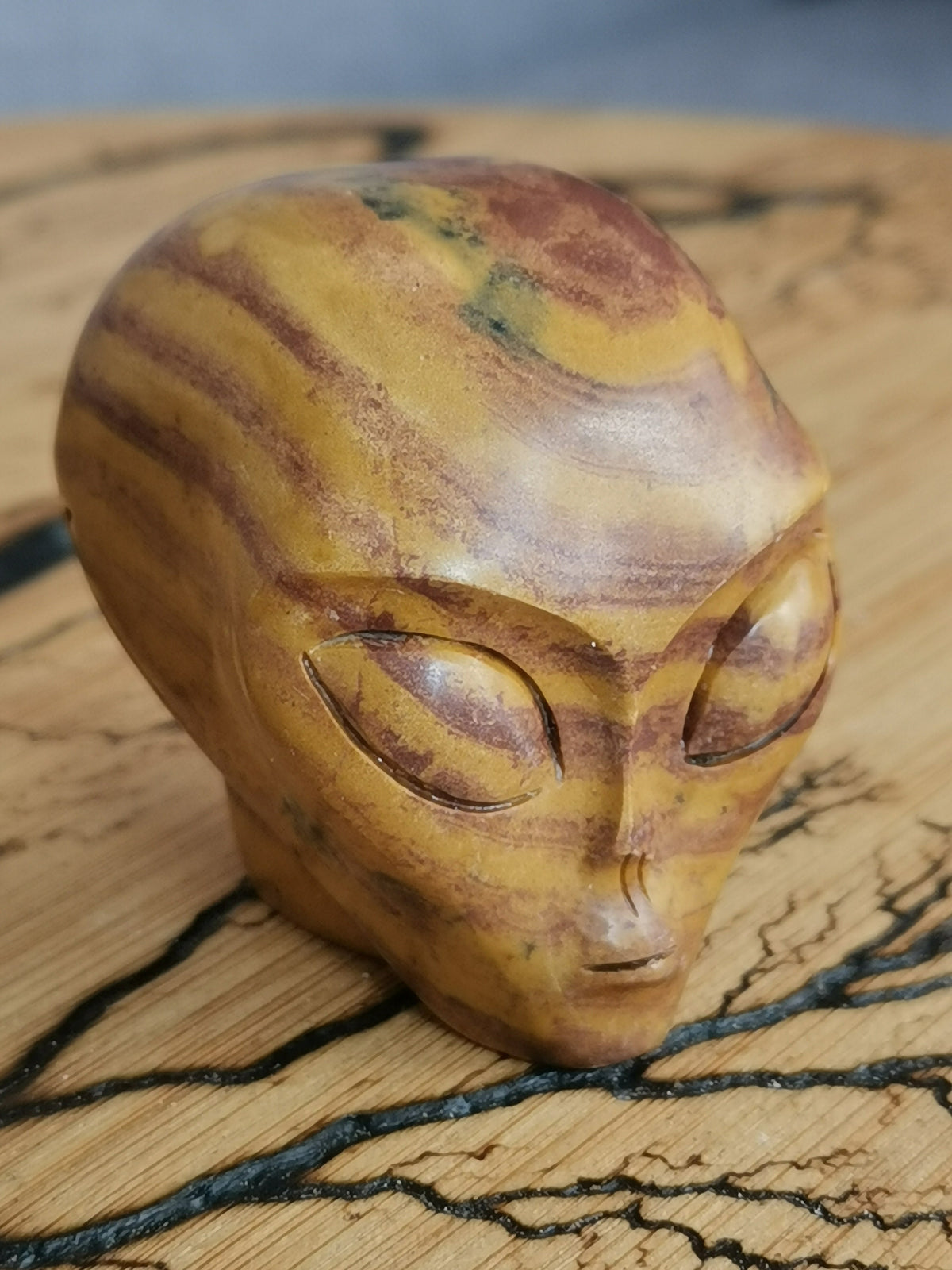 Teschio extraterrestre in diaspro Banda della Mongolia, minerale scolpito da collezione Roswell, UFO, Teschio alieno tipo Roswell / Viaggio astrale