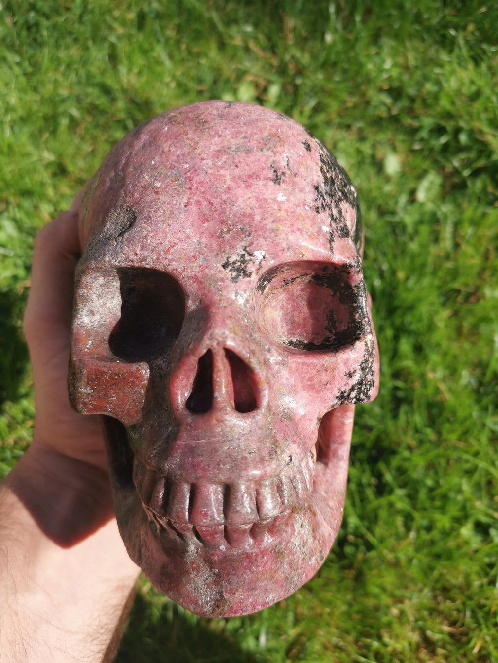 Rhodonite du Pérou  /  Grand Crâne XXL 4,7  KG Pierre naturelle  / tète de mort , Memento Mori , vanité