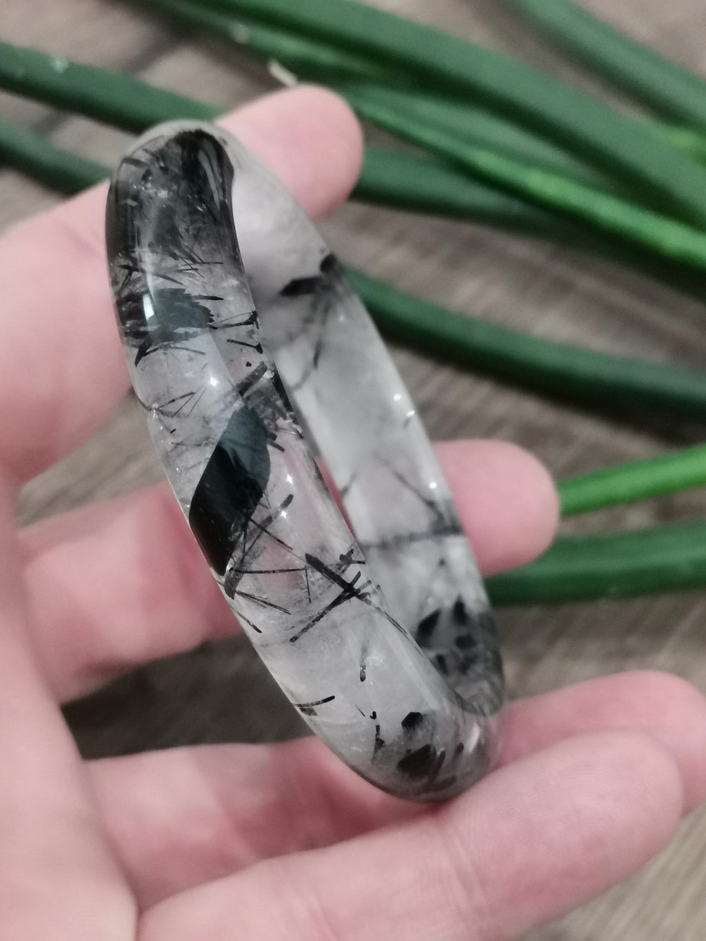 Klarer Quarz mit Turmalin-Einschluss, seltenes starres Armreif-Armband, aus einem einzigen Stück geschliffener Naturstein