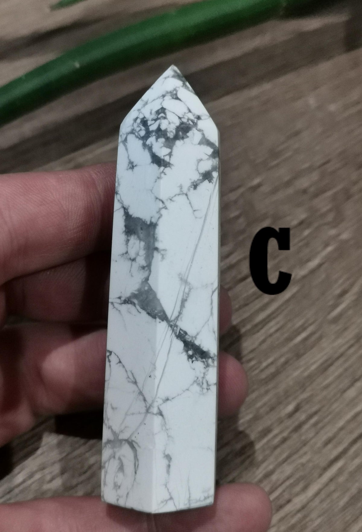 Howlit – Obeliskiowy czubek z kamienia naturalnego do wyboru