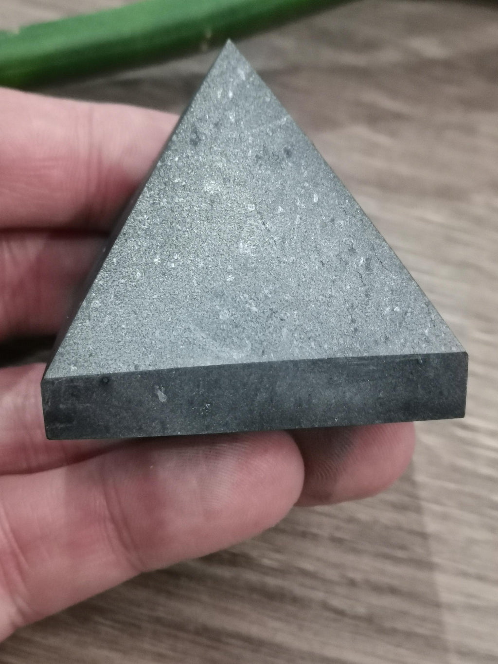 Schungit-Pyramide aus Russland – Auge der Vorsehung, 91 g