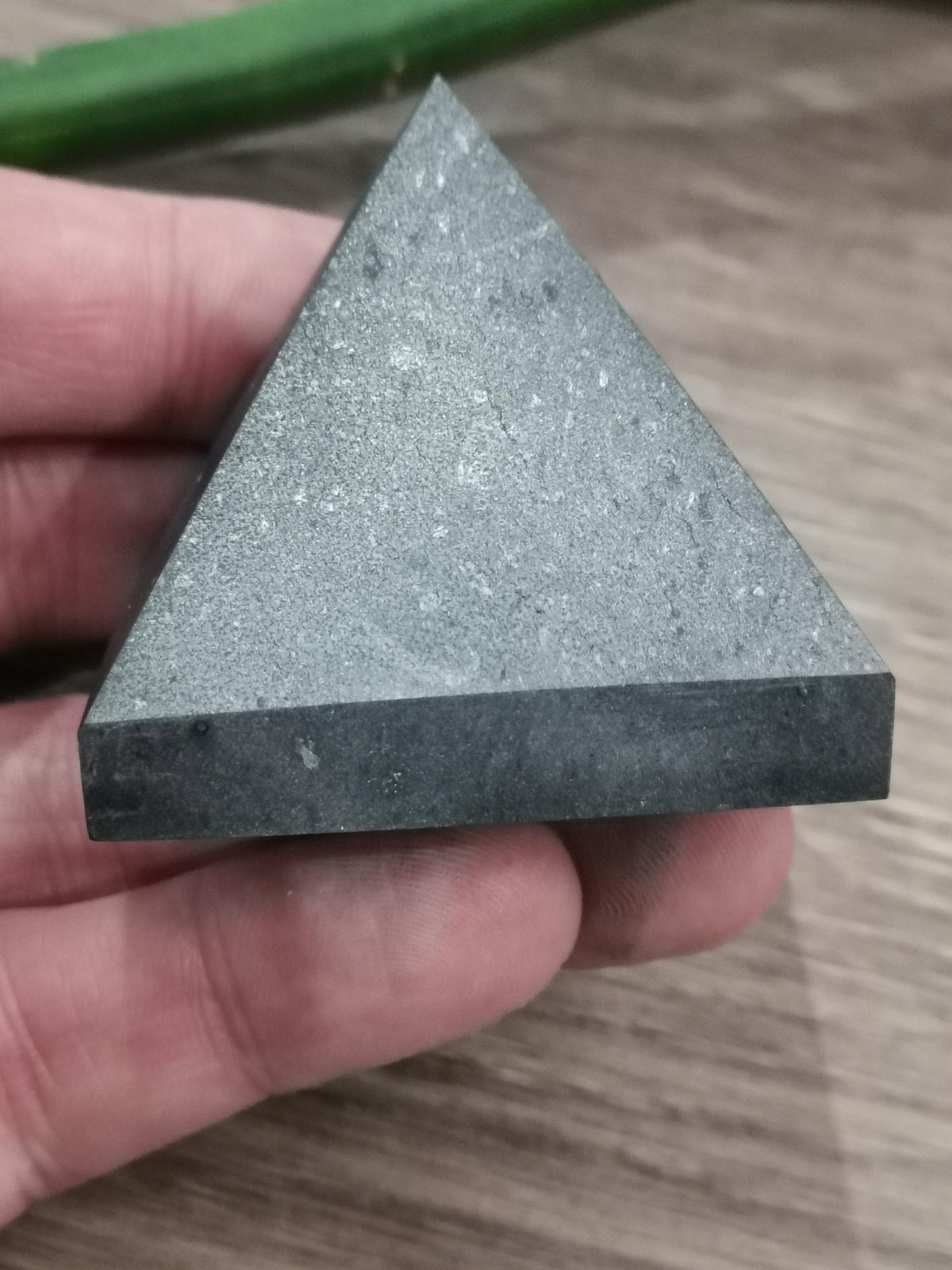 Pyramide en shungite de Russie – Œil de la Providence, 91 g