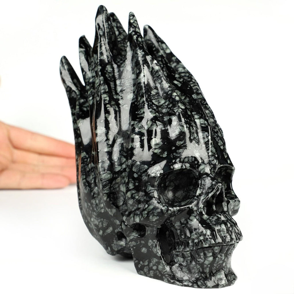 Brandende schedel van Picasso-jasper · Natuurstenen sculptuur, curiosacabinet