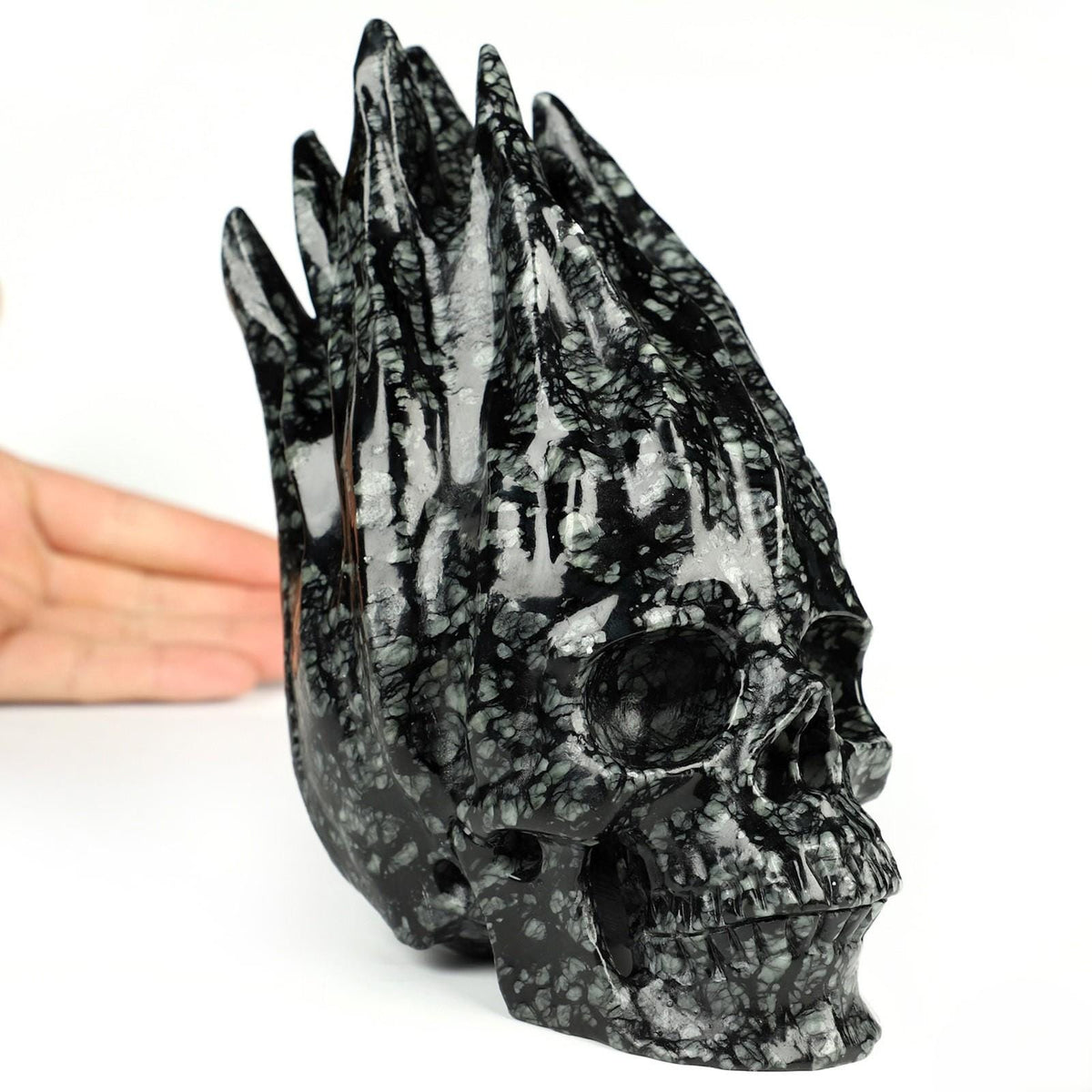 Brandende schedel van Picasso-jasper · Natuurstenen sculptuur, curiosacabinet