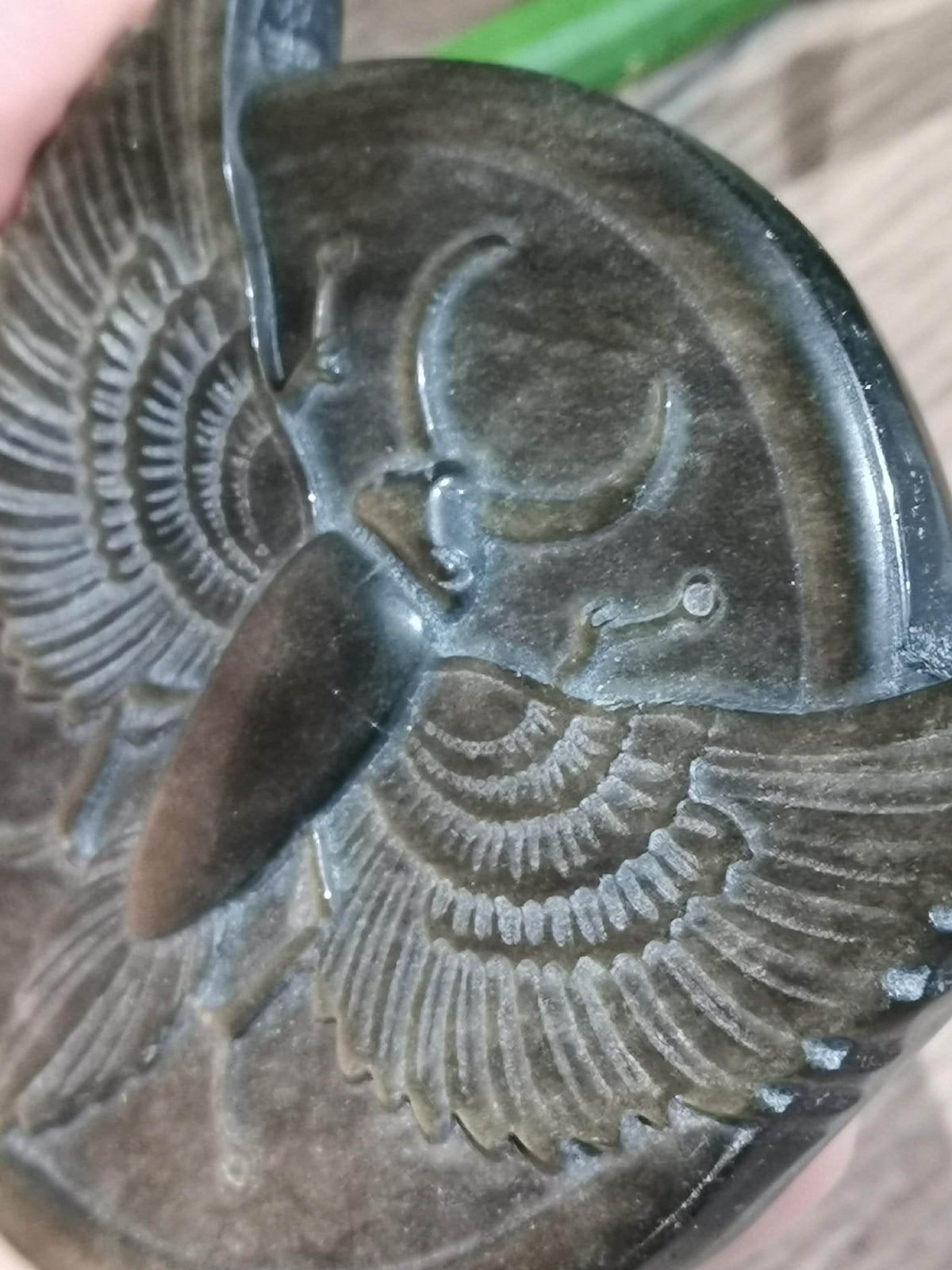 Medalhão de escaravelho alado em obsidiana dourada ou prateada do México