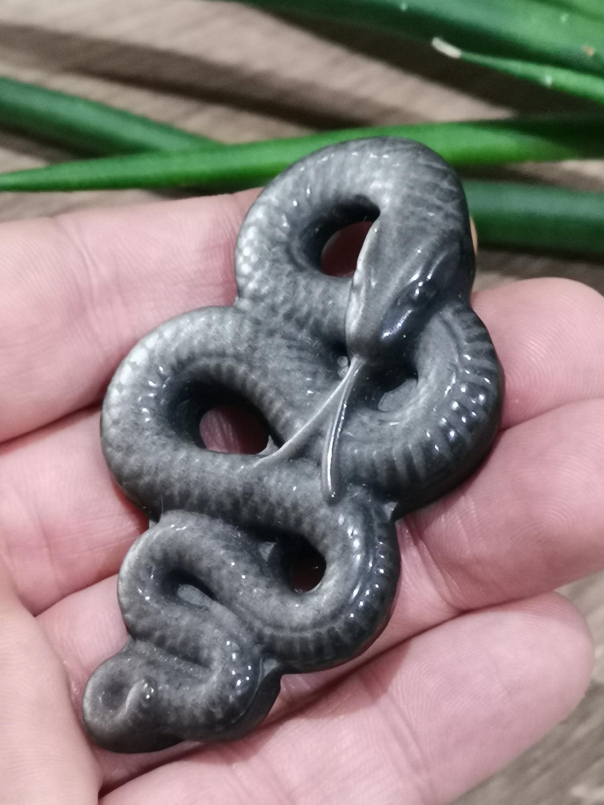 Serpente gravada em obsidiana prateada do México – Pedra natural