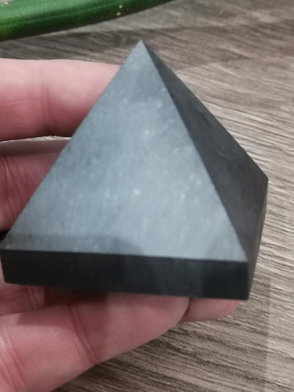 Schungit-Pyramide aus Russland – Auge der Vorsehung, 91 g