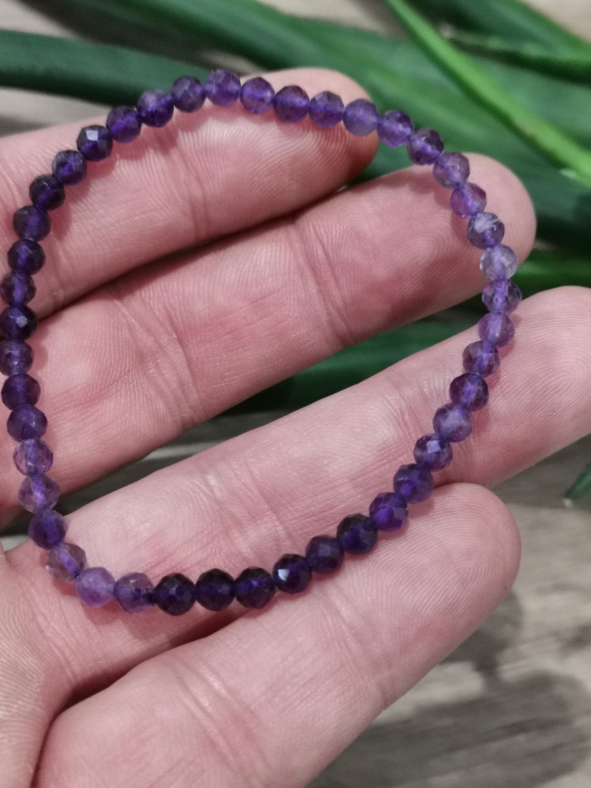 Ametista da Bolívia , Pulseira em conta redonda de 4 mm facetada / Top litoterapia