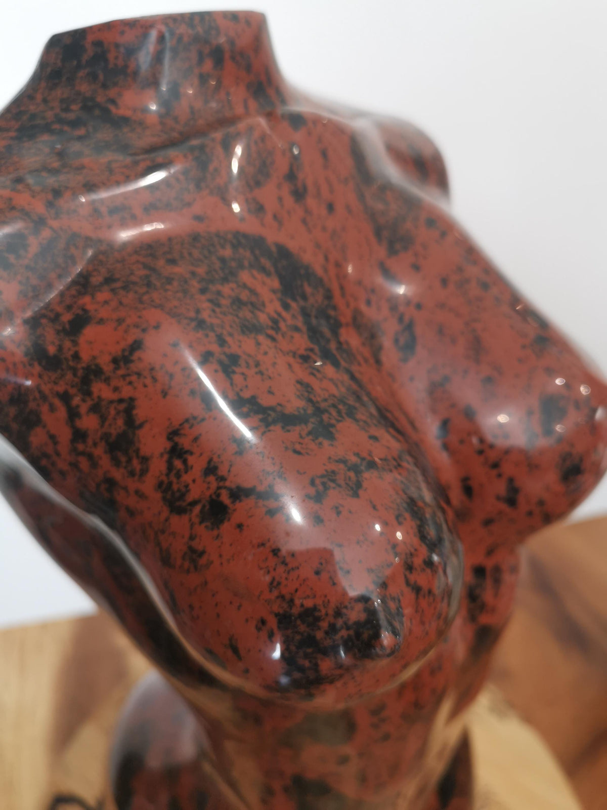 Buste XXL + 17 KG , Corps de femme en Obsidienne Rouge , Obsidienne Acajou