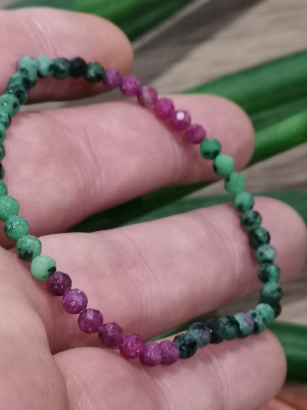 Robijn op zoïsit-armband – Gefacetteerde kralen van 4 mm – Op maat gemaakt