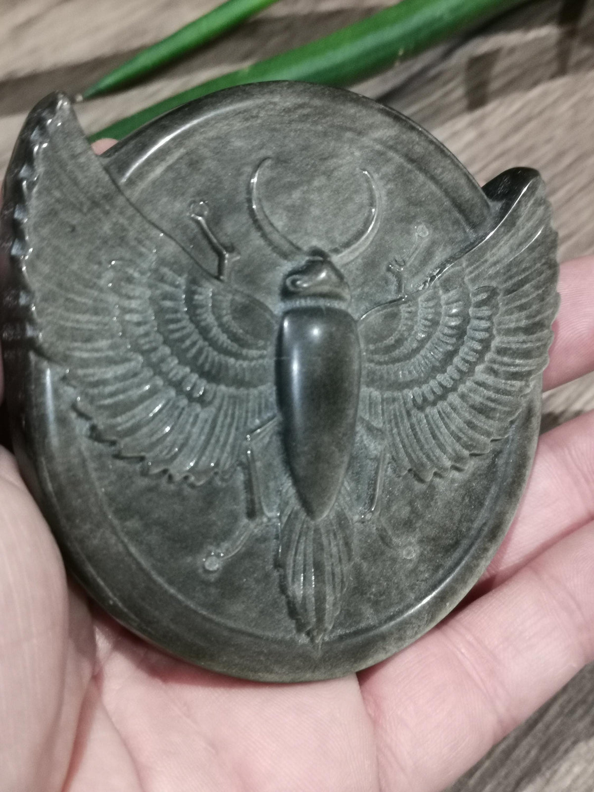 Medalhão de escaravelho alado em obsidiana dourada ou prateada do México