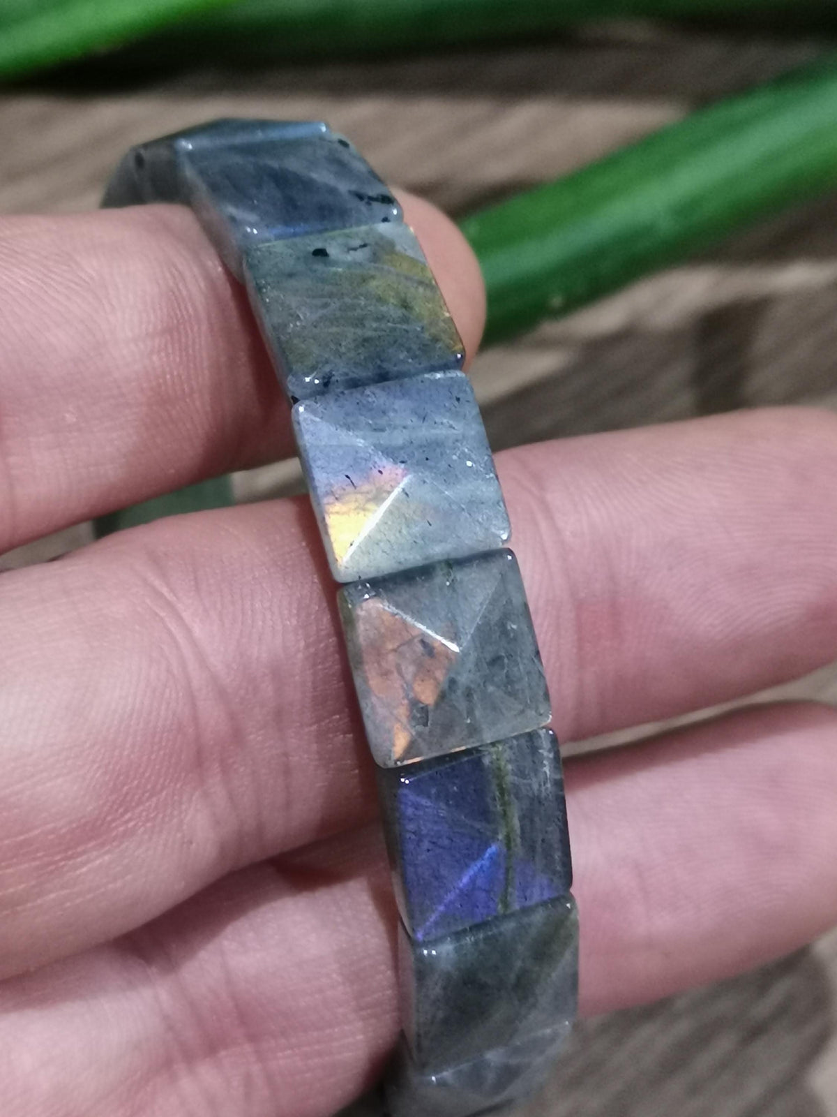 Pulseira em labradorite de Madagascar – Contas quadradas facetadas de 11 mm