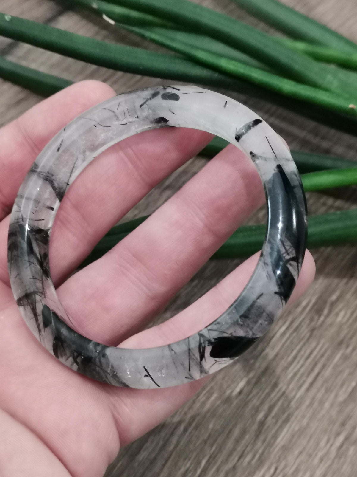Klarer Quarz mit Turmalin-Einschluss, seltenes starres Armreif-Armband, aus einem einzigen Stück geschliffener Naturstein
