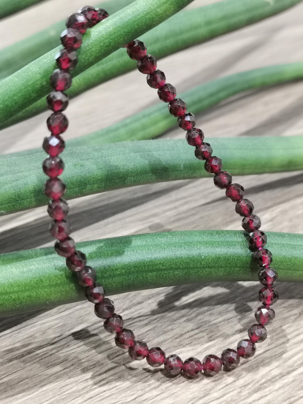 Op maat gemaakte armband / Almandijngranaat, wijnrode kleur, ronde facetparels van 4 mm