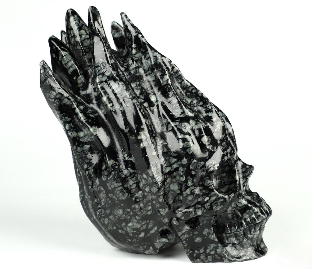 Brandende schedel van Picasso-jasper · Natuurstenen sculptuur, curiosacabinet