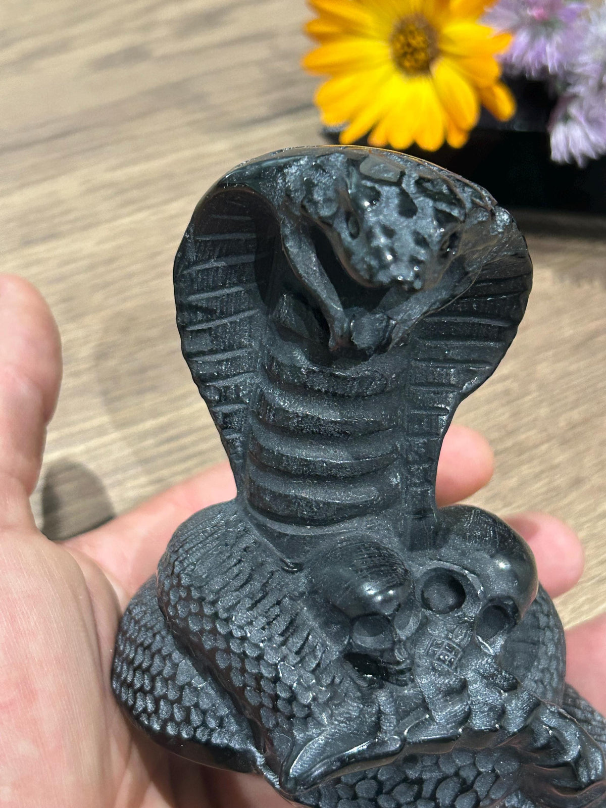 Slang van zwart obsidiaan / Sculptuur 500 gram op natuursteen
