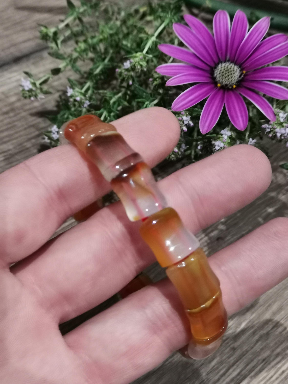 Orange karneolagat, Armband med benformade pärlor , För handled 17 / 17.5 Cm